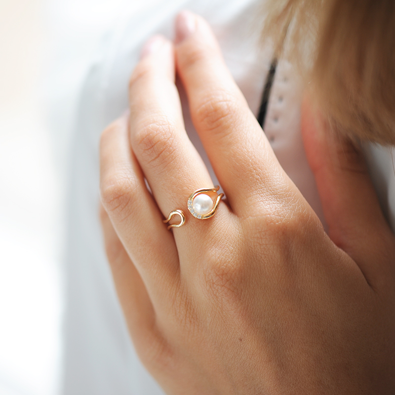 Bague perle blanche et or jaune en forme semi ouverte. Collection